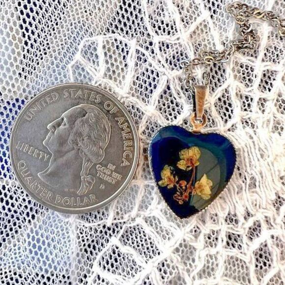 Vintage Dried Flowers Heart Pendant Necklace - Picture 8 of 9